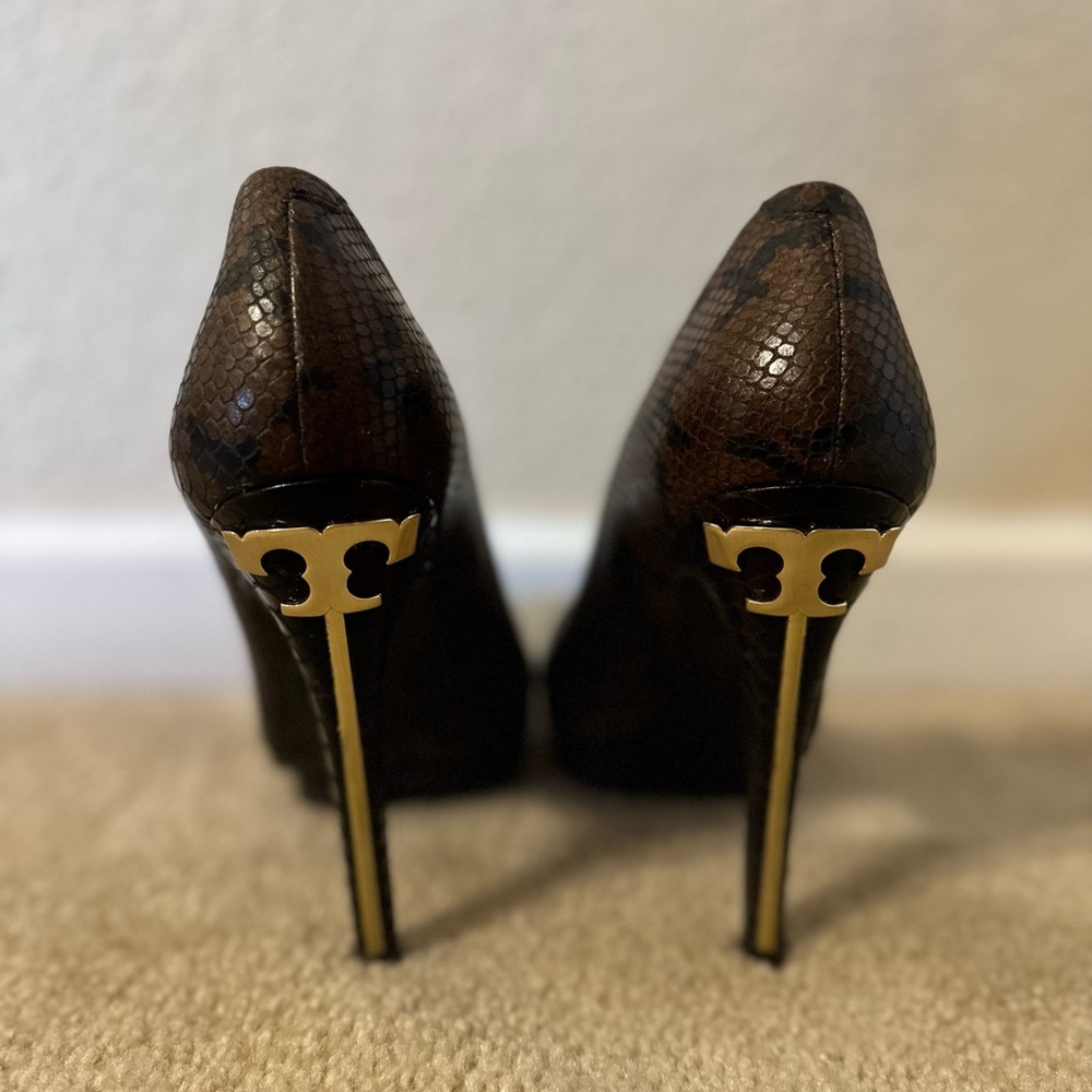 Tory Burch Snakeskin Leather stilettos/ Pumps, Gold T Heel